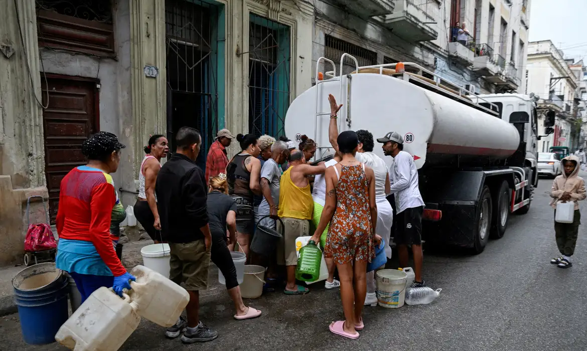 EUA oferecem US$ 100 milhões a Cuba, mas exigem exclusão do governo da ilha