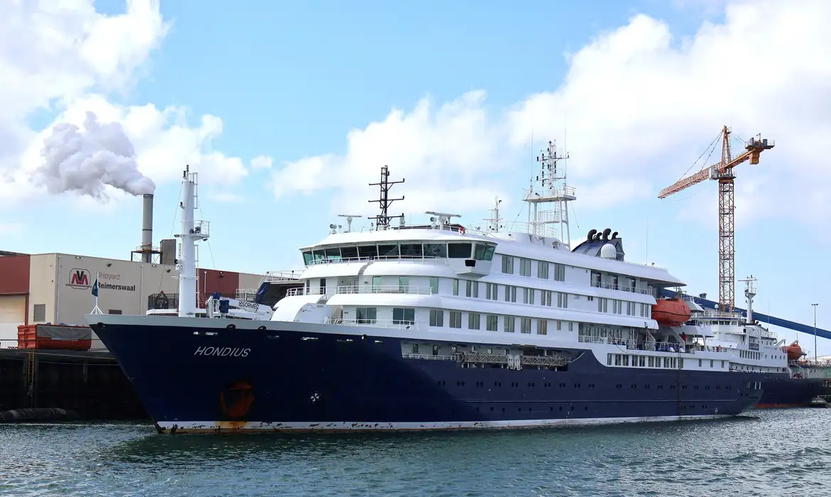Surto de hantavírus em navio de cruzeiro força retirada médica de passageiros na costa da África