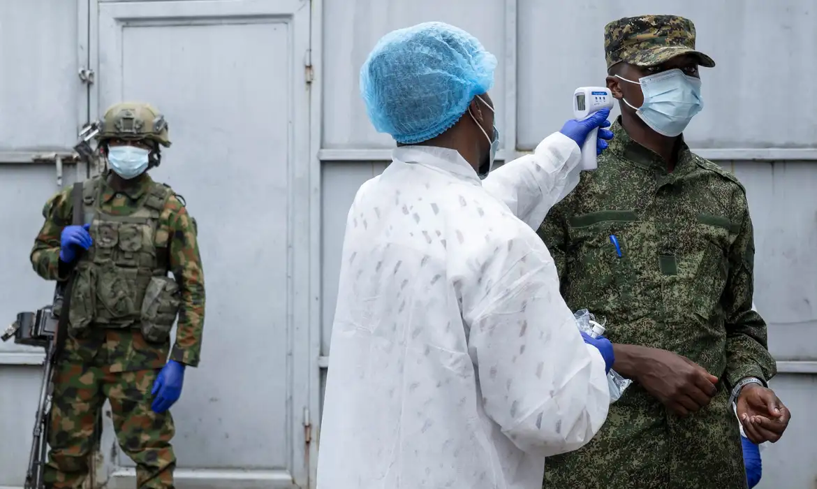 Emergência global de ebola: como o alerta da OMS altera a rotina de quem viaja