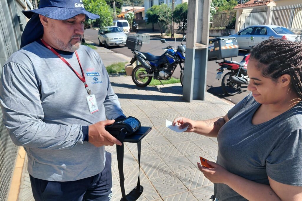 Sanepar passa a aceitar pagamento no cartão na porta de casa em 92 cidades da região Noroeste
