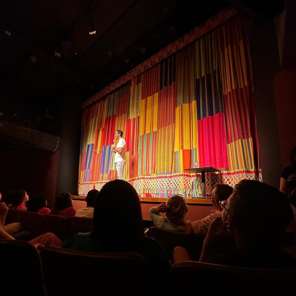 Jonathan Nemer traz humor sobre relacionamentos ao palco do Teatro Guaíra