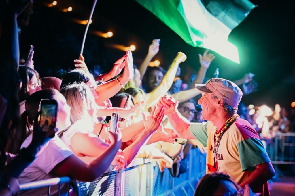 Com sucessos e formato intimista, Manu Chao traz a turnê 'Ultra Acústico' para Curitiba