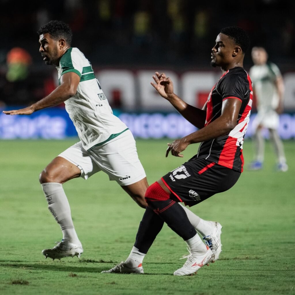 Vitória 4 x 1 Coritiba: com um a menos, Coxa é atropelado no Barradão