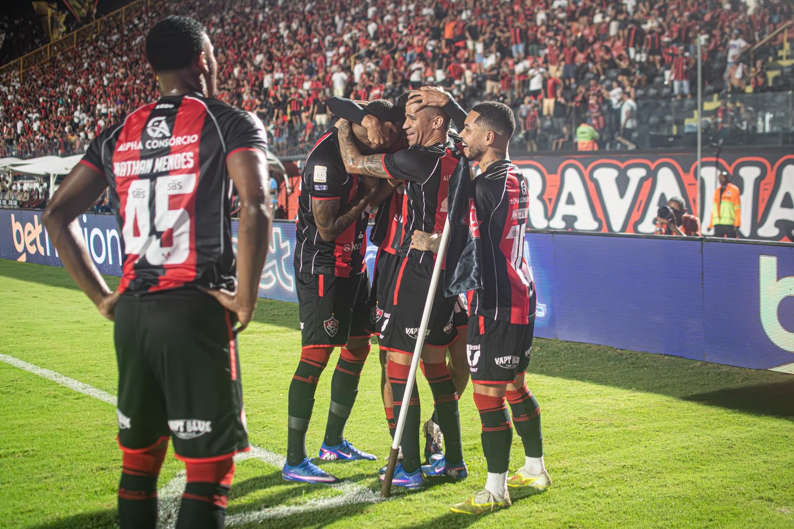 Vitória 4 x 1 Coritiba: com um a menos, Coxa é atropelado no Barradão