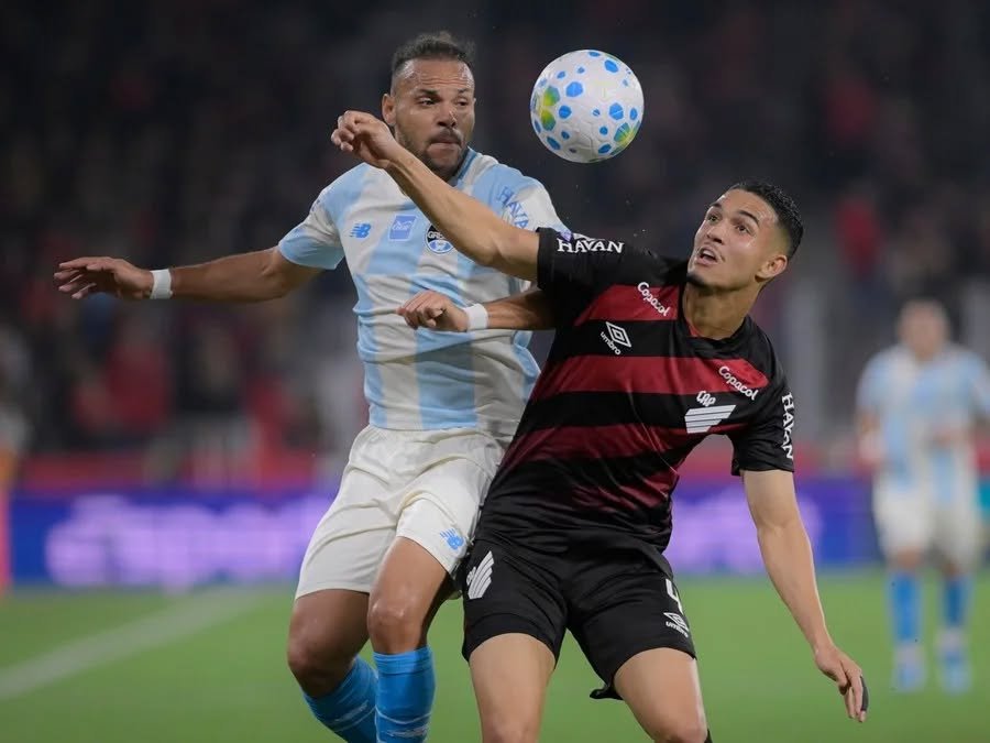 Em jogo pegado e com duas expulsões, Athletico e Grêmio empatam sem gols na Baixada
