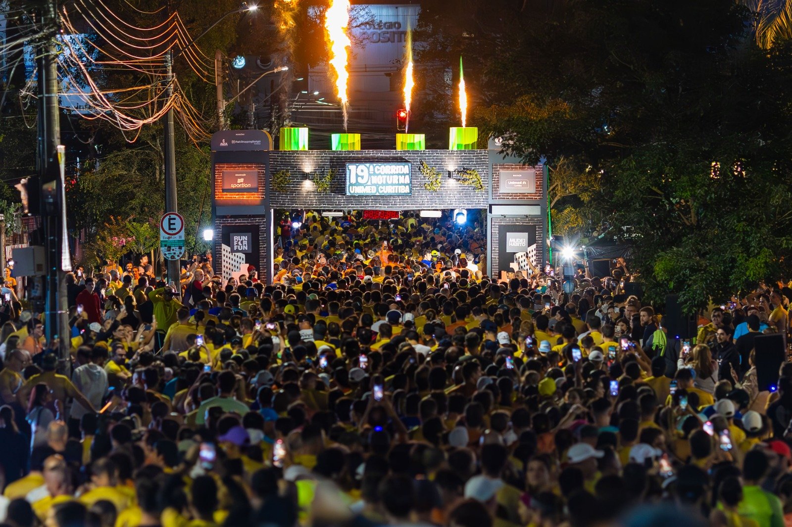 De noite e de dia: corrida de rua invade os bairros da capital paranaense