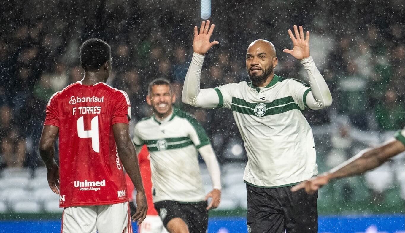 Coritiba cede empate ao Internacional nos acréscimos sob forte chuva no Couto Pereira