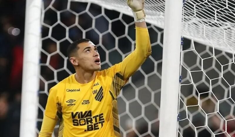 Com defesa de Santos, Athletico supera o Dragão e vai às oitavas da Copa do Brasil