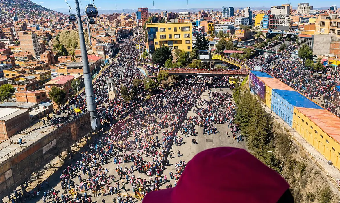 Protestos isolam La Paz e Brasil envia aviões cargueiros com ajuda humanitária
