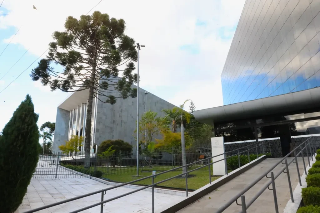 Assembleia Itinerante na Expoingá e homenagens marcam a semana do Legislativo paranaense