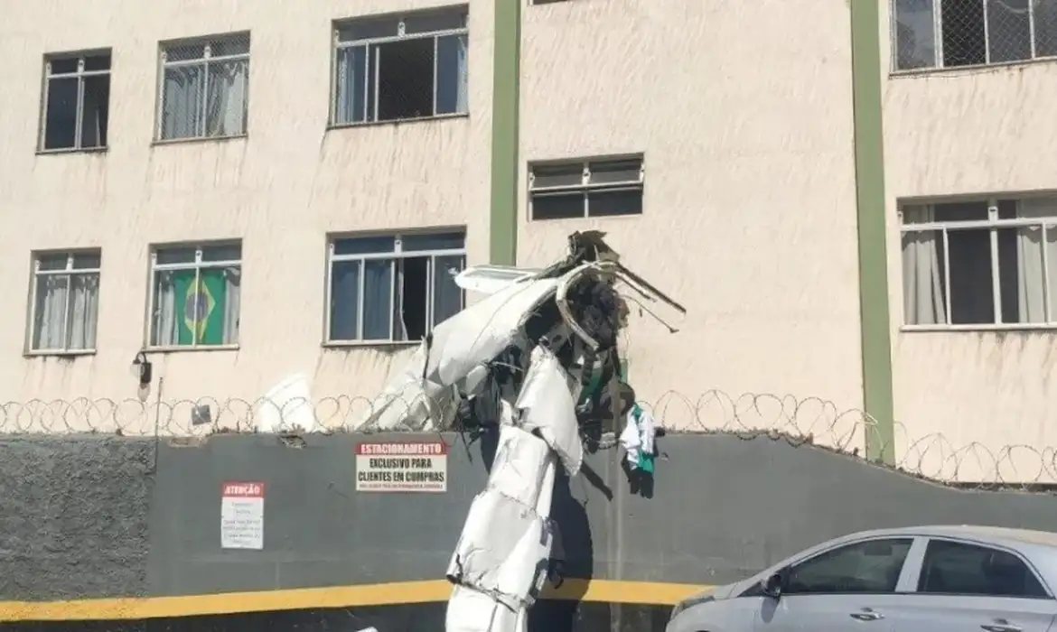 Avião bimotor cai sobre prédio de três andares em Belo Horizonte