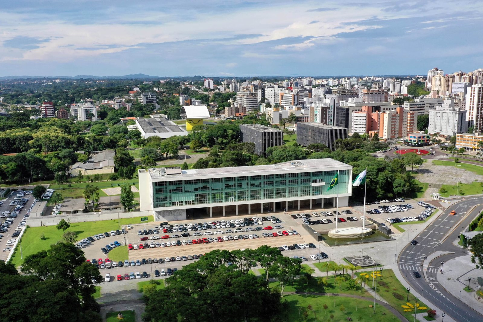 Paraná aprova financiamento internacional para pequenas empresas e prevê poupar milhões aos cofres públicos