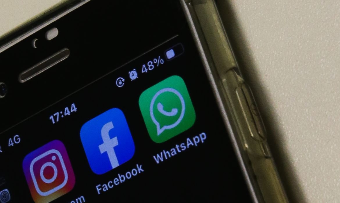 Nova inteligência artificial da Meta vai vigiar a idade de adolescentes no Facebook e Instagram