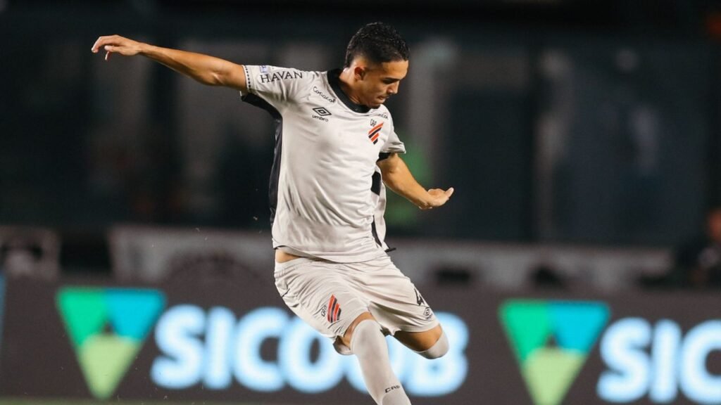 Sem Viveros, Athletico esbarra na trave e sofre derrota para o Vasco no Rio