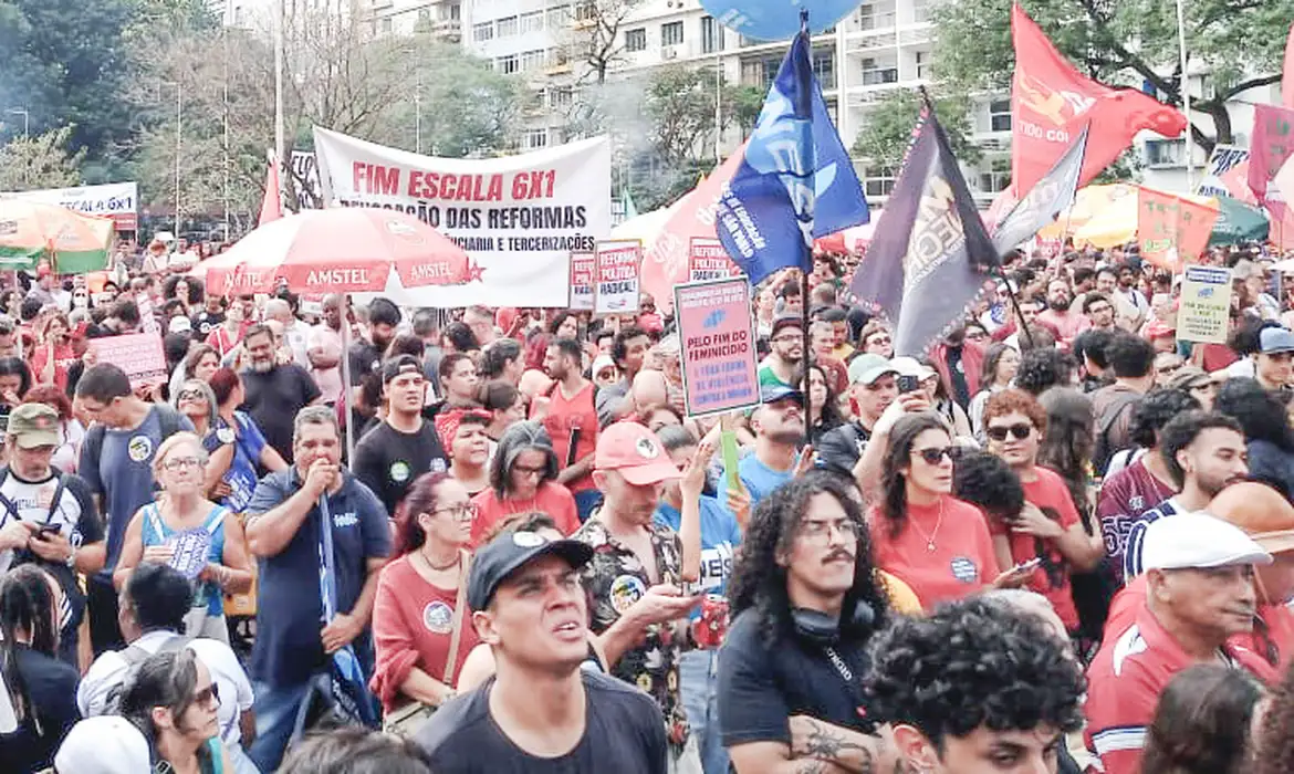 Trabalhadores vão às ruas no 1º de Maio pelo fim da escala 6x1 e contra o feminicídio