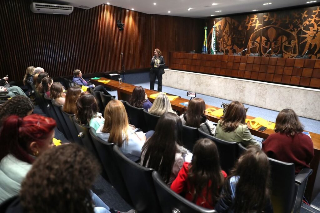 Votações da Assembleia nesta segunda-feira redefinem regras de contratos estaduais e assistência no Paraná