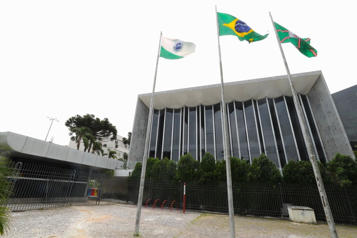 Votações da Assembleia nesta segunda-feira redefinem regras de contratos estaduais e assistência no Paraná