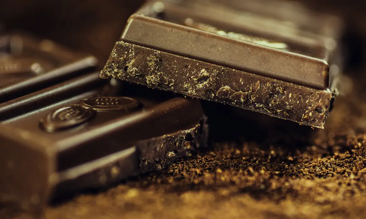 Fim do 'falso chocolate': nova lei exige rótulos claros e mais cacau nas prateleiras