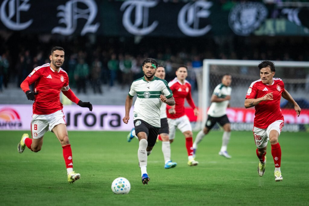 Coritiba cede empate ao Internacional nos acréscimos sob forte chuva no Couto Pereira
