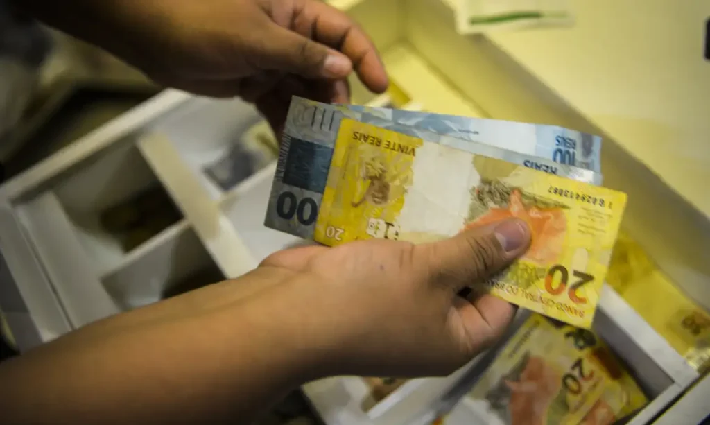 Na contramão da crise, Paraná atinge salários recordes e desemprego em queda