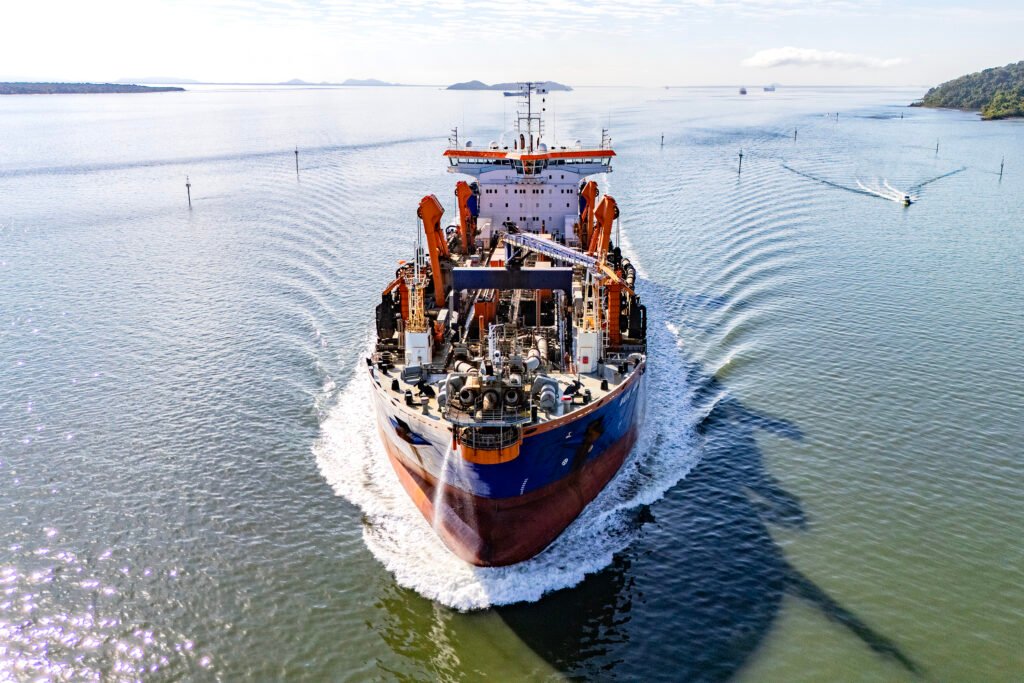 Sem obstáculos no caminho: navio inicia dragagem do canal de Paranaguá