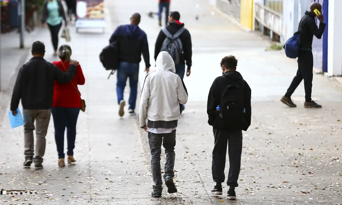 Frente fria avança pelo Brasil com chuvas intensas e risco de geada no Paraná