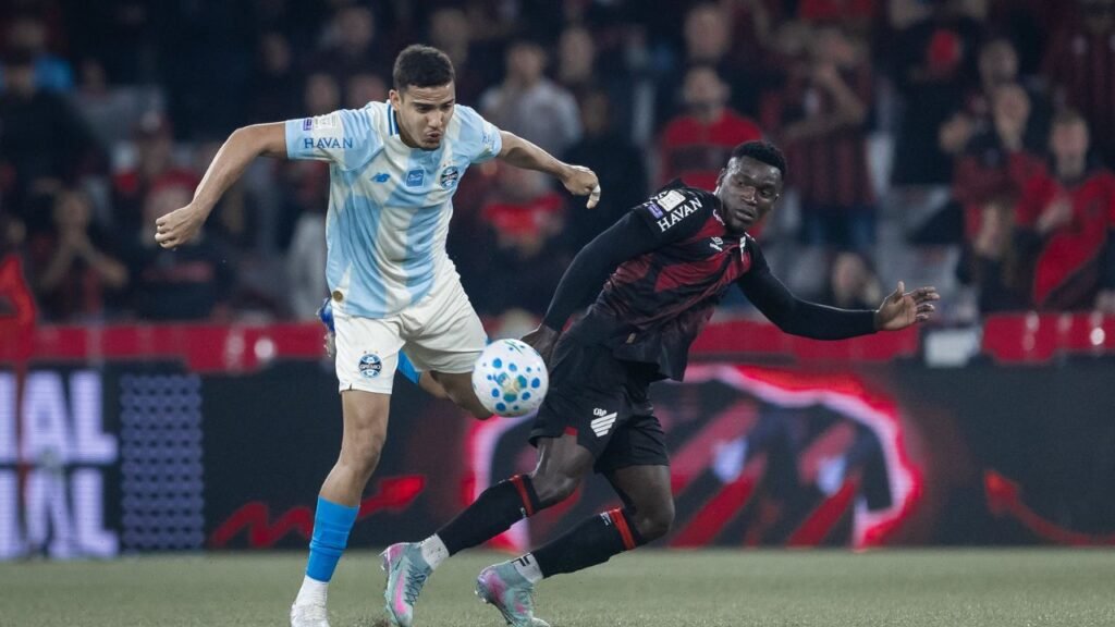 Em jogo pegado e com duas expulsões, Athletico e Grêmio empatam sem gols na Baixada