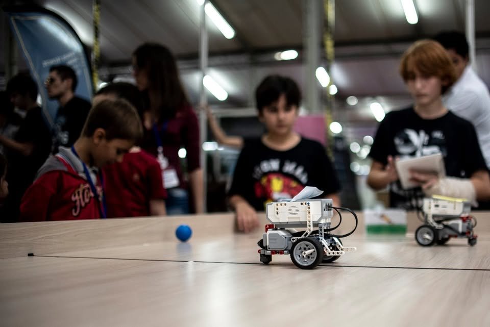 Cascavel vira polo de tecnologia com evento gratuito de robótica e palestras geek