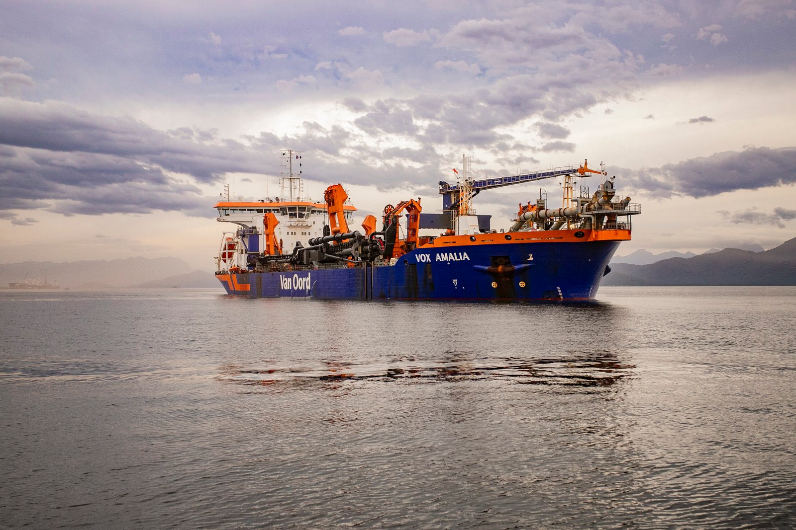 Sem obstáculos no caminho: navio inicia dragagem do canal de Paranaguá