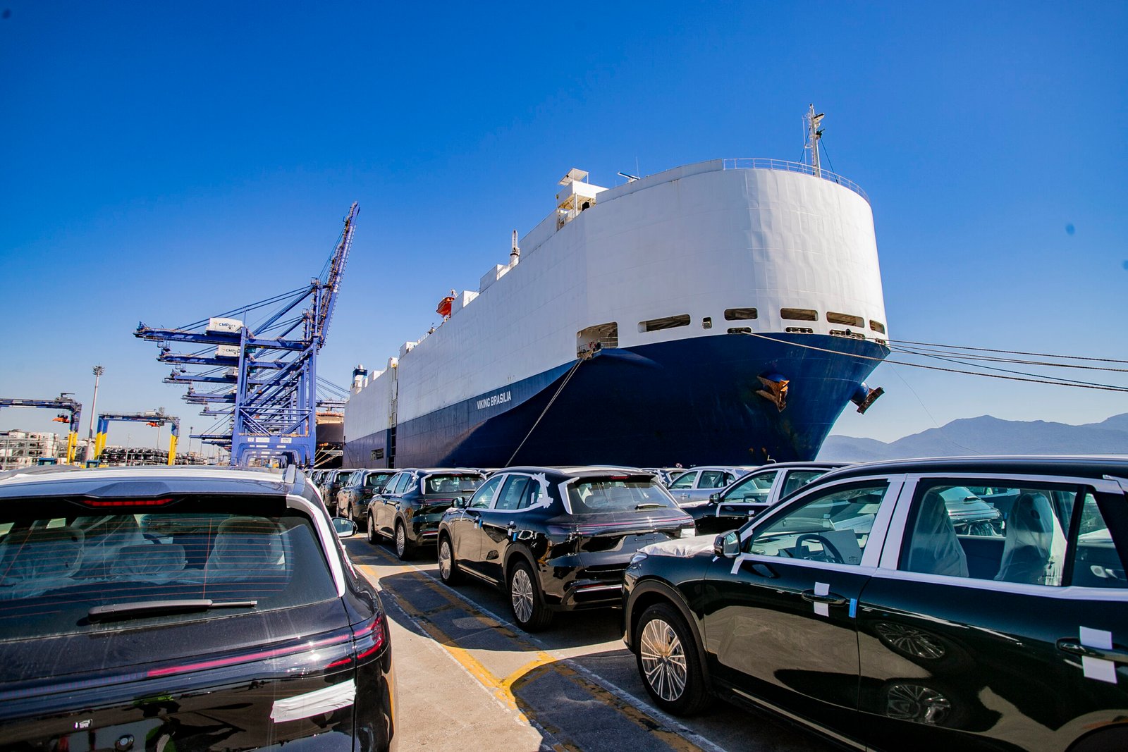 Porto de Paranaguá recebe 5 mil carros elétricos em navio da China