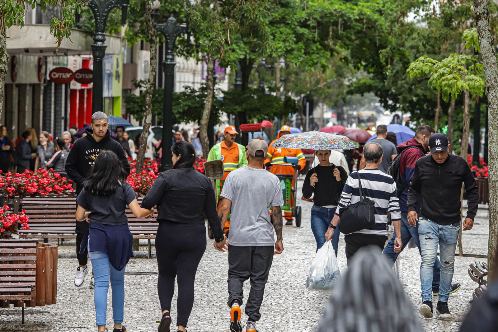 Na contramão da crise, Paraná atinge salários recordes e desemprego em queda