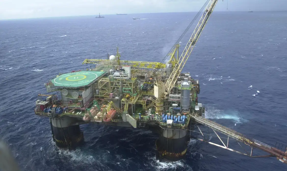 Brasil bate recorde de produção de petróleo em meio à escalada militar no Estreito de Ormuz
