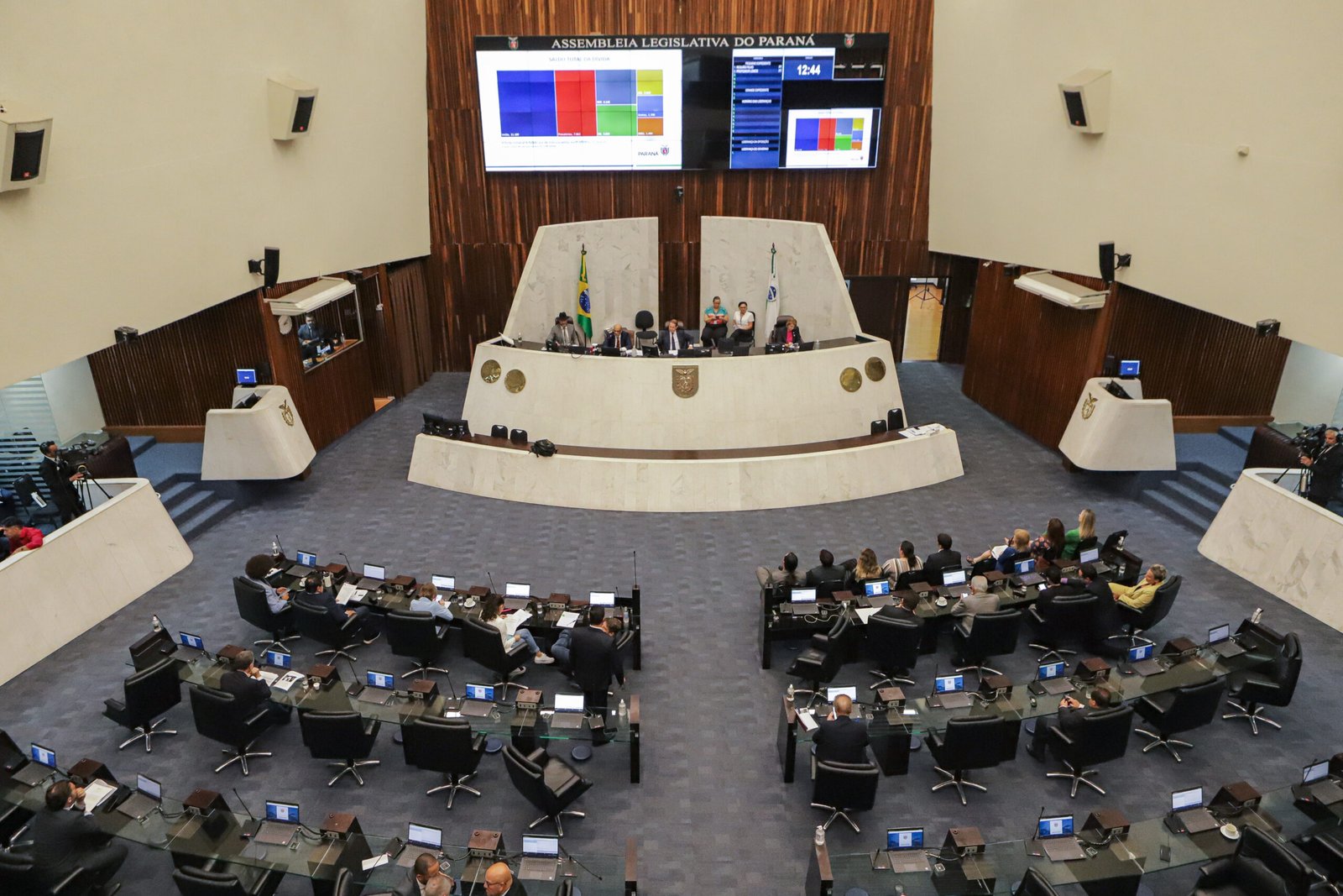 Assembleia Legislativa do Paraná abre maio com debates sobre autismo, mulheres na ciência e trânsito