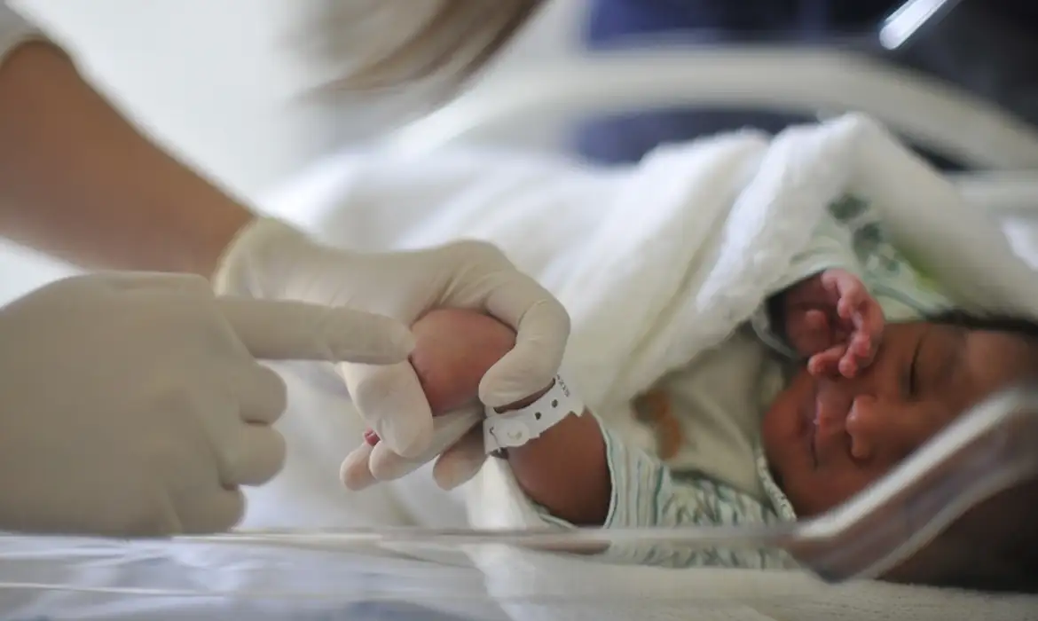 Muito além da gripe: vírus que ataca o pulmão de bebês dispara no Brasil
