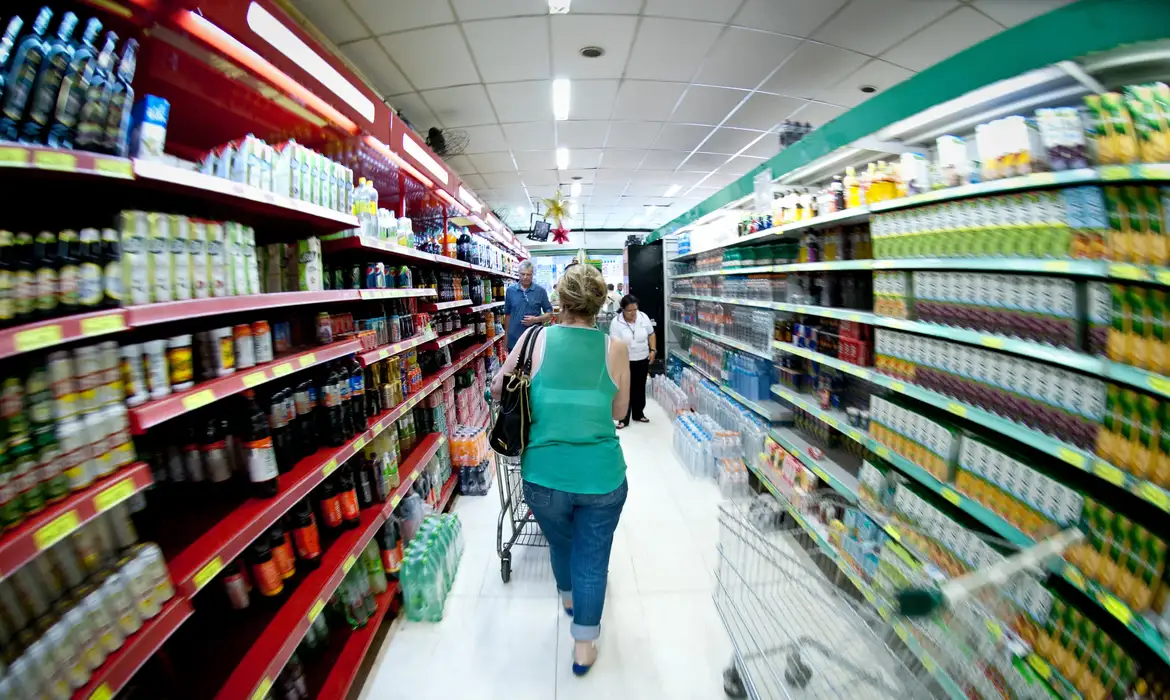 Comida mais cara: cesta básica engole 50% do salário mínimo do trabalhador em abril