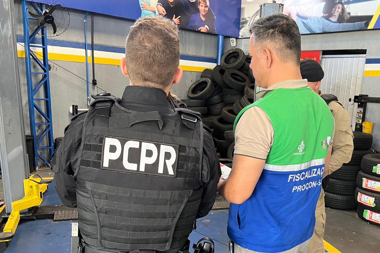 Operação conjunta interdita quatro lojas de pneus na Grande Curitiba por práticas abusivas e estelionato