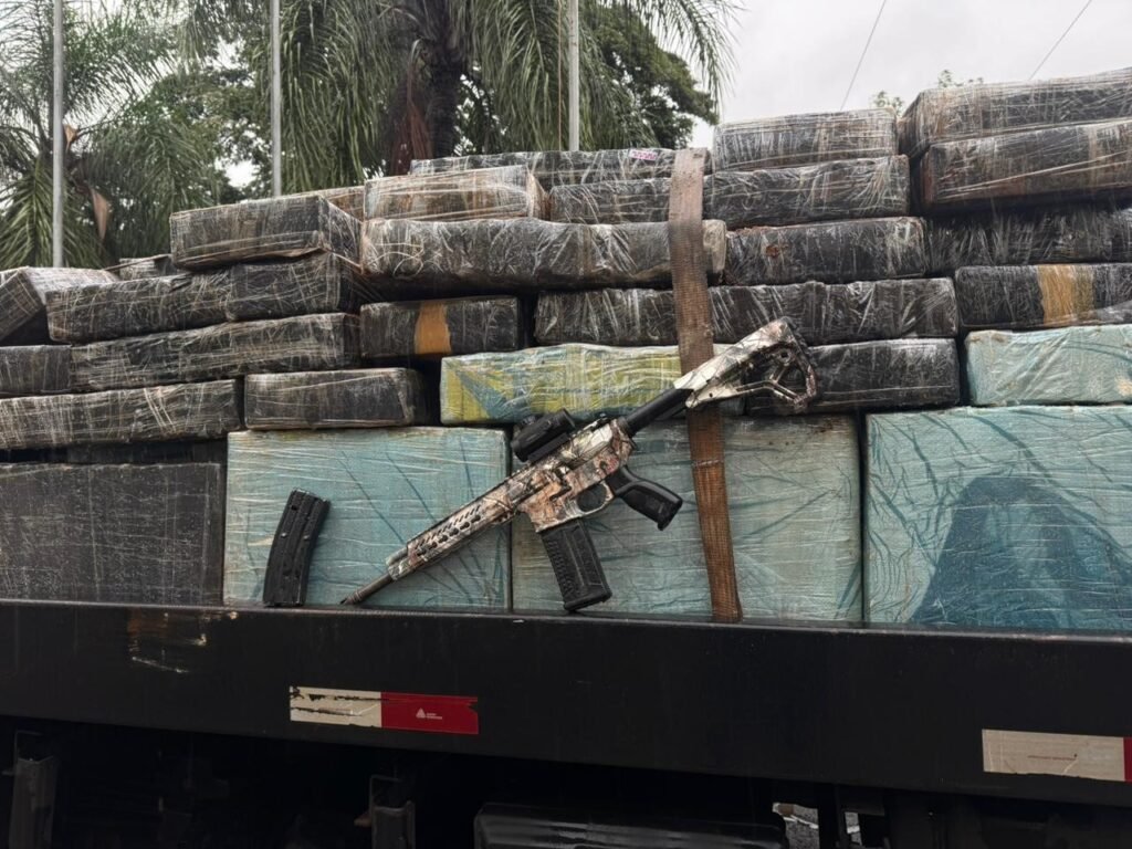 Caminhão de mandioca escondia 5 toneladas de maconha e fuzil no Noroeste do Paraná