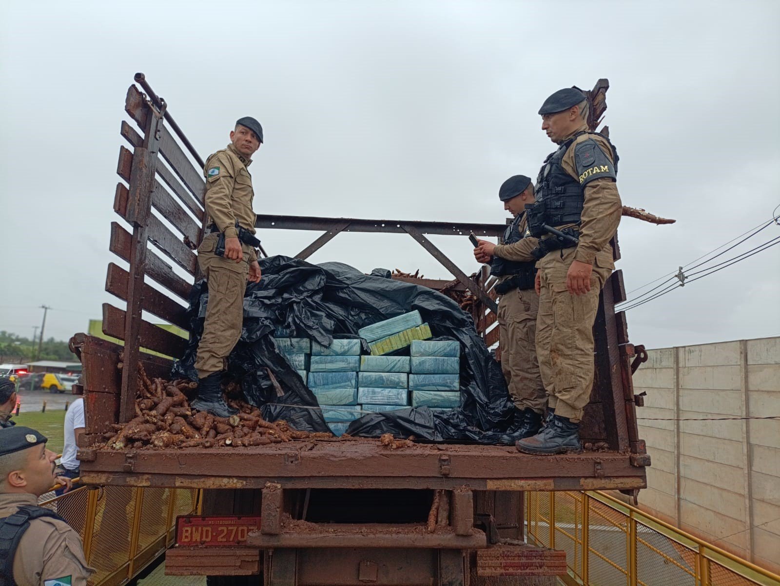 Caminhão de mandioca escondia 5 toneladas de maconha e fuzil no Noroeste do Paraná