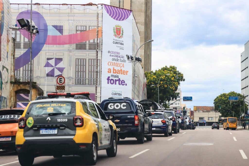 Tráfico e roubos são alvos de megaoperação da PM no coração de Curitiba