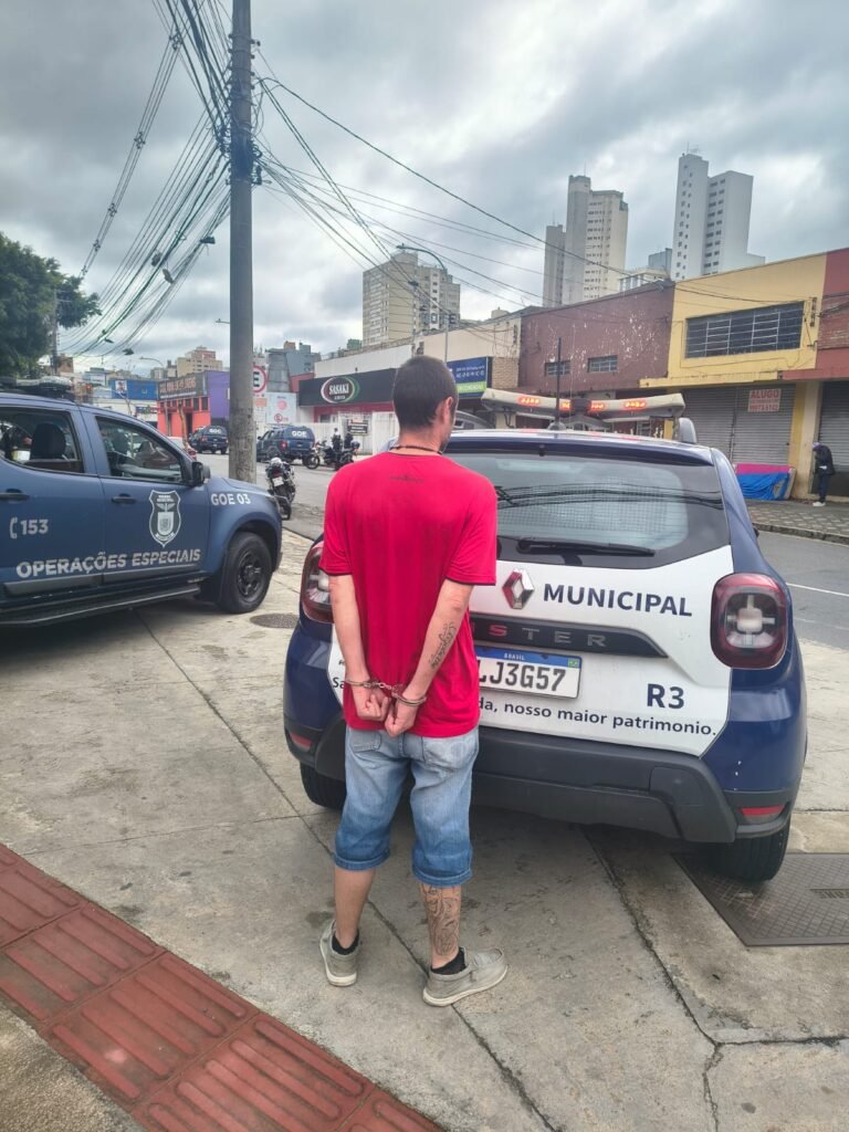 Câmeras inteligentes flagram procurados na Praça Tiradentes e Rodoferroviária de Curitiba
