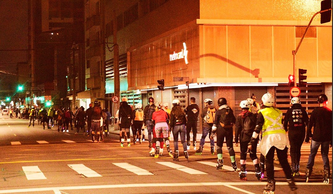 Curitiba promove passeio de roller gratuito neste domingo (16) para o Agosto Lilás. Saiba o trajeto, regras e como participar do evento na capital paranaense.