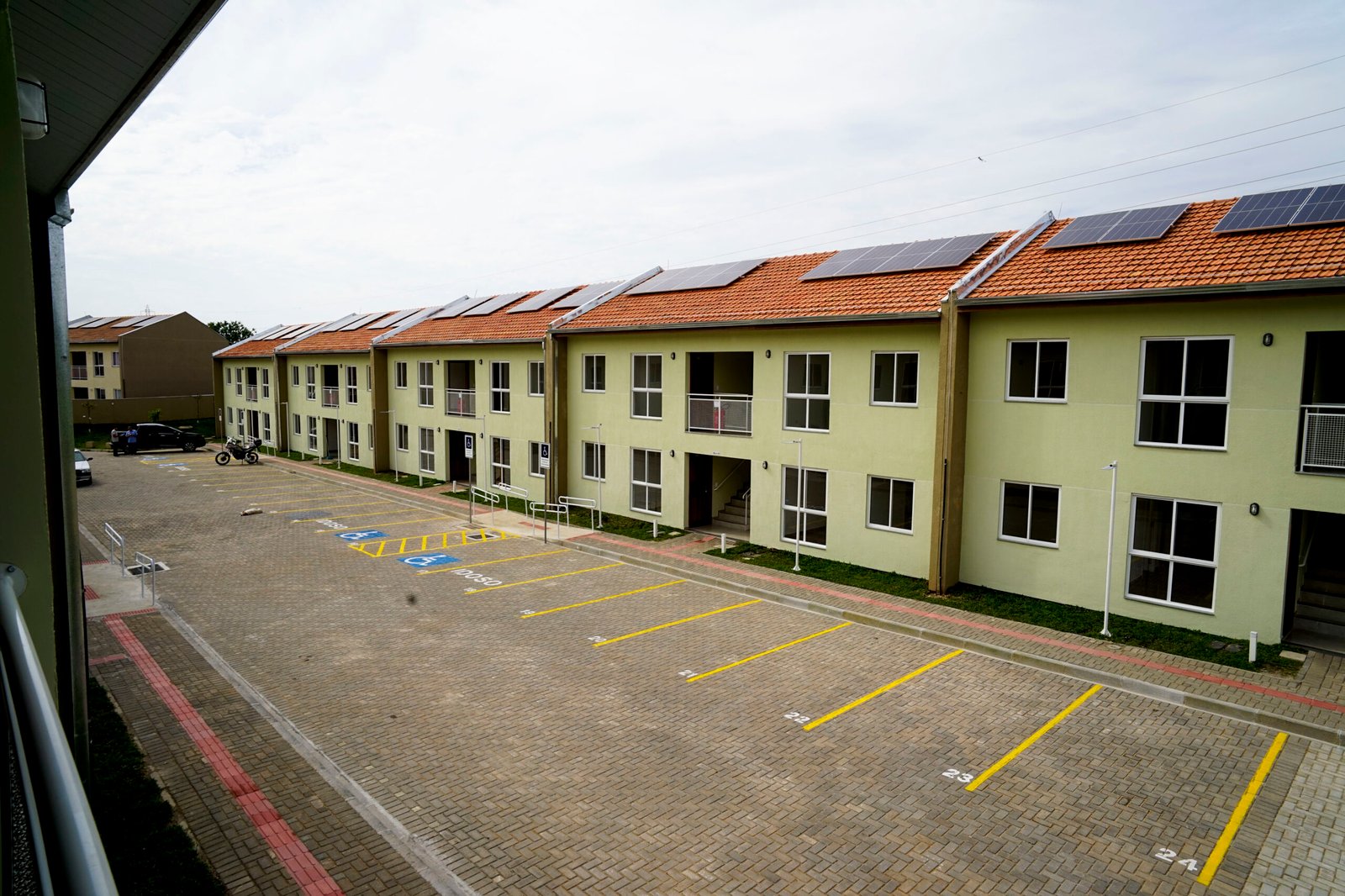 Famílias de Curitiba deixam áreas de risco e recebem casas com energia solar em agosto