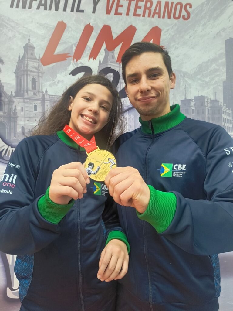 Jovens de Curitiba faturam ouro no Pan-Americano de Esgrima no Peru