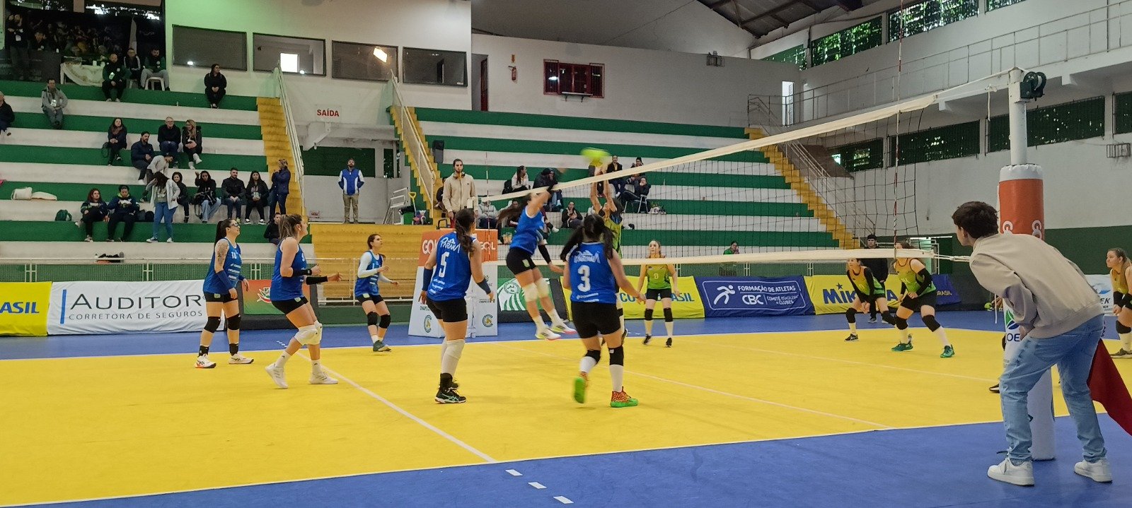 Seleção paranaense busca tricampeonato de vôlei de surdos em casa