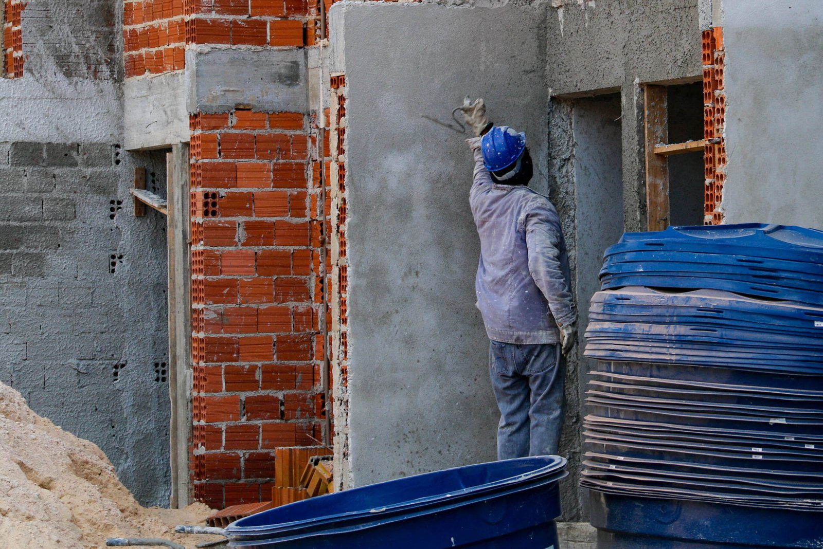 Serviços e construção civil alavancam empregos formais em Curitiba