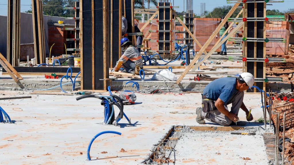 Serviços e construção civil alavancam empregos formais em Curitiba