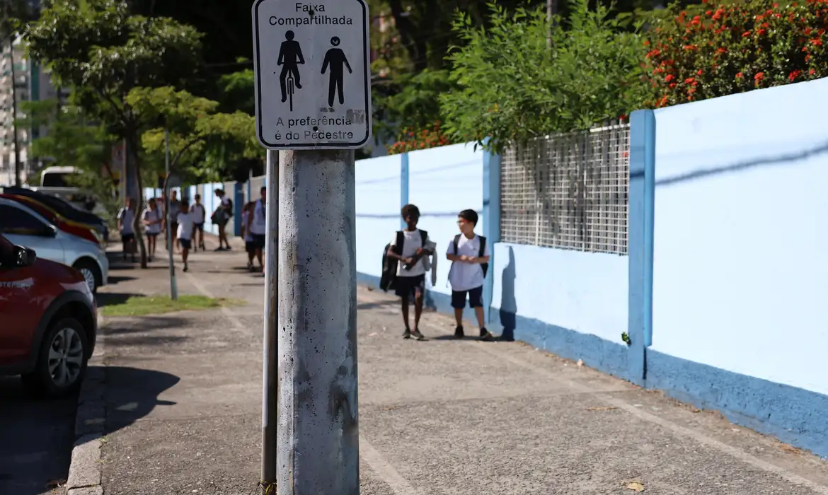 Pobreza cai no Brasil, mas mulheres e negros perdem espaço salarial, diz pesquisa
