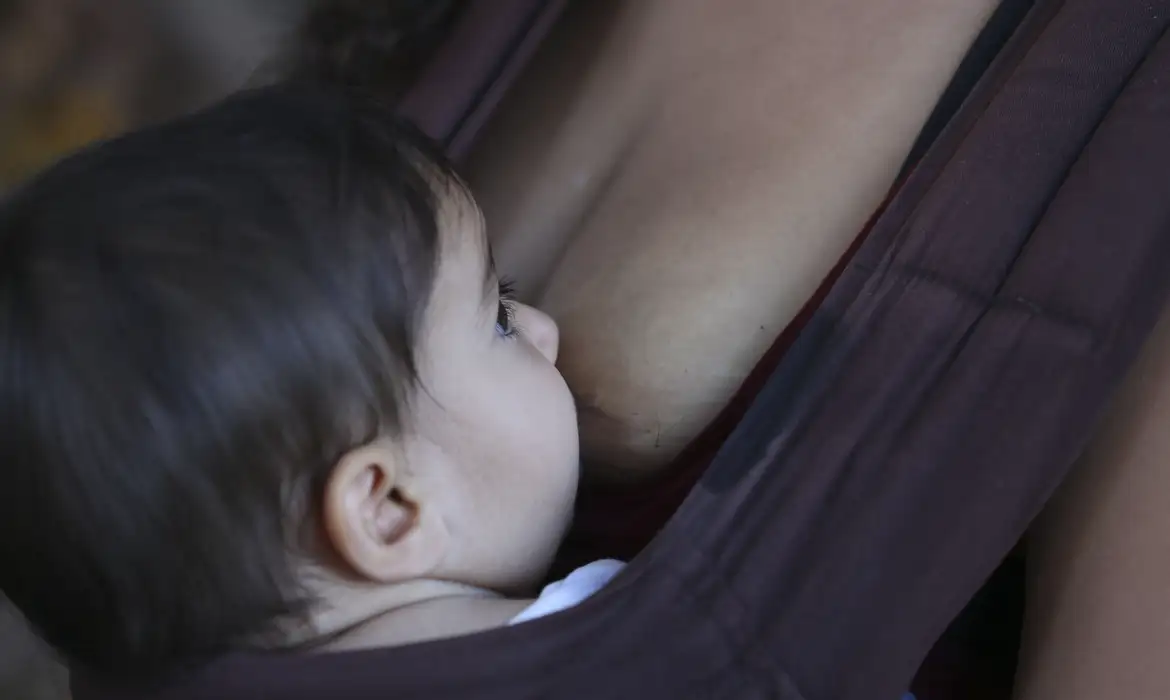 Amamentar protege o coração da mãe e garante benefícios para a vida toda