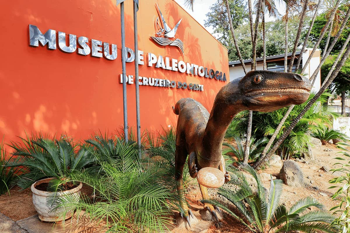 Cruzeiro do Oeste se consolida como a capital dos dinossauros no estado