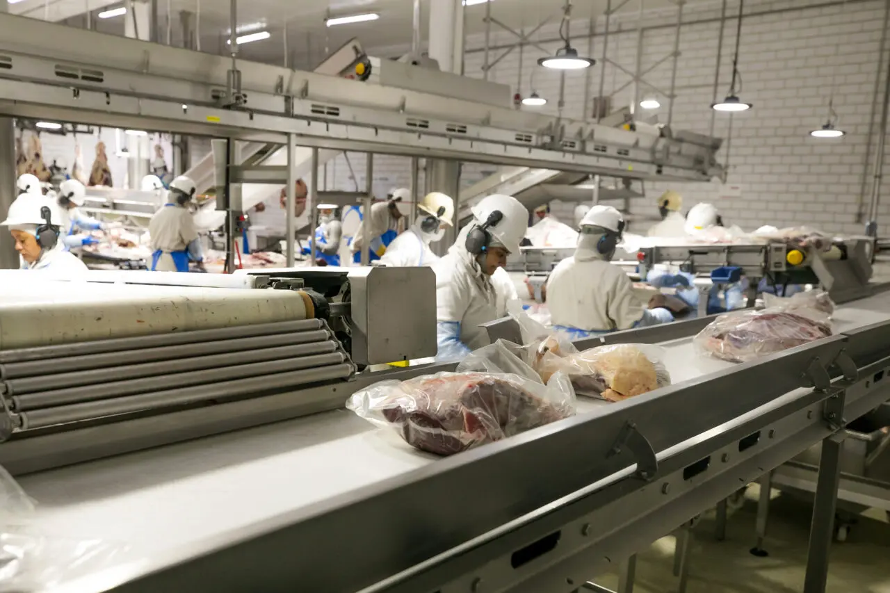 Indústria de alimentos puxa contratações e PR soma 19,2 mil vagas de trabalho